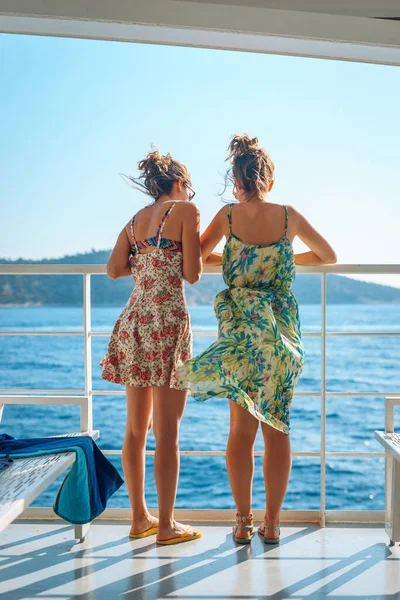 Две Молодые Девушки Подруги Сестры Стоят Забора Палубе Парома Корабль — стоковое фото