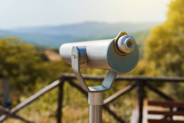 Stagira Yunanistan 'daki Aristo parkında tek gözlü teleskop dürbünü