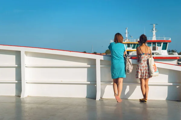 Вид Сзади Двух Молодых Женщин Стоящих Палубе Корабля Парома Солнечный — стоковое фото