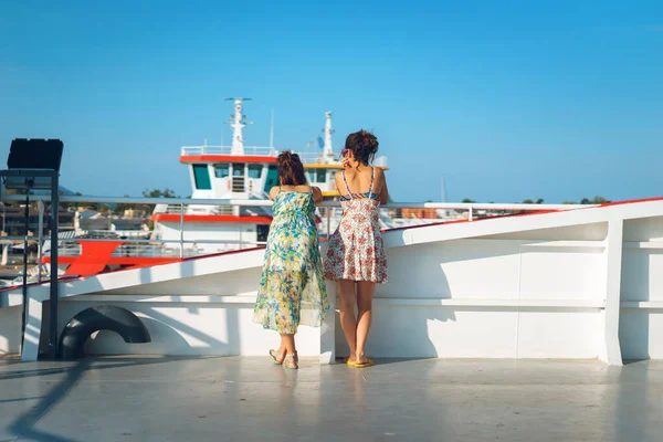 Вид Сзади Двух Молодых Женщин Стоящих Палубе Корабля Парома Солнечный — стоковое фото
