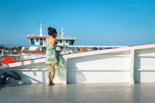 Vista Trasera Joven Mujer Pie Cubierta Del Barco Ferry Día — Foto de Stock