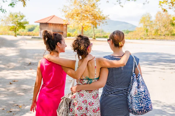 Διακοπές Πίσω Θέα Της Ομάδας Τρεις Γυναίκες Φίλες Κοπέλα Αγκαλιά — Φωτογραφία Αρχείου