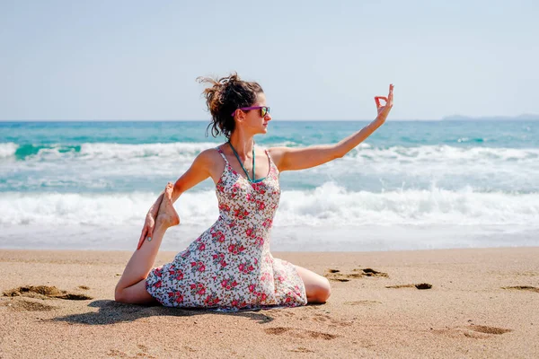 Jovem Mulher Vestido Verão Prática Ioga Praia Pelo Mar Oceano — Fotografia de Stock