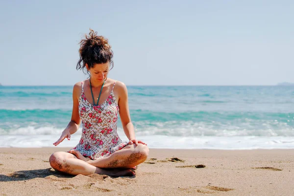 Jovem Mulher Vestido Verão Prática Ioga Meditando Praia Pelo Mar — Fotografia de Stock