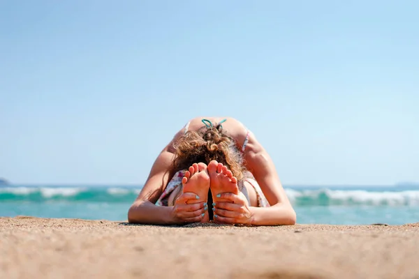 Jovem Mulher Vestido Verão Prática Ioga Praia Junto Mar Oceano — Fotografia de Stock