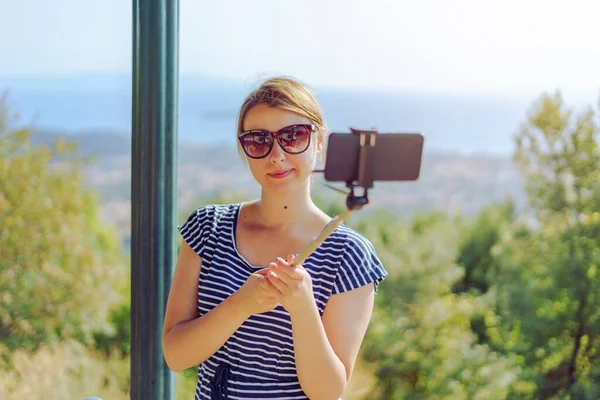 Jeune Femme Robe Été Utilisant Selfie Stick Son Téléphone Intelligent — Photo