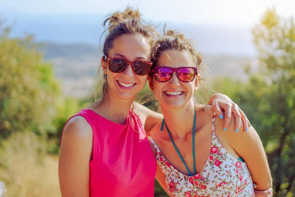 Δύο Όμορφες Νεαρές Γυναίκες Φίλες Αδελφές Που Διασκεδάζουν Εξωτερικούς Χώρους — Φωτογραφία Αρχείου