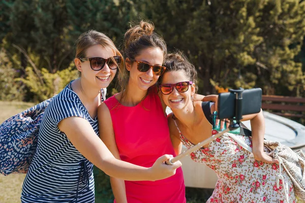 Τρεις Νεαρές Γυναίκες Τουρίστες Που Χρησιμοποιούν Selfie Stick Και Κινητό — Φωτογραφία Αρχείου