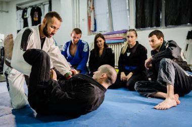 Brezilya jiu jitsu bjj kara kuşak öğretim sınıfı ya da özel ders onun öğrencileri için Akademi dövüş alanında yer kavgası