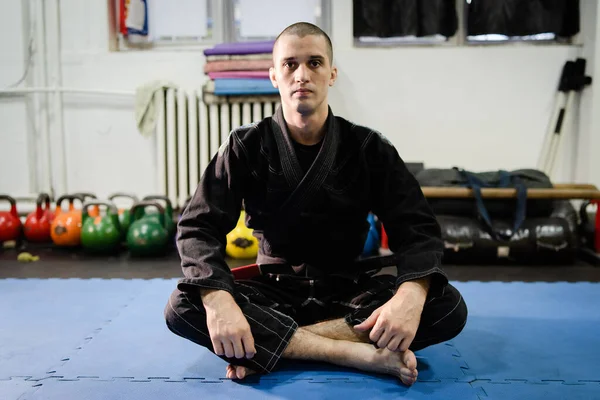 Jeune Bjj Brésilien Jiu Jitsu Athlète Combattant Jujitsu Assis Sur — Photo