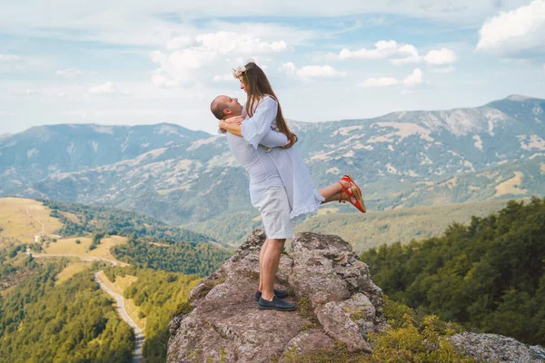Jeune Couple Vêtu Blanc Sur Sommet Montagne Rocher Homme Tenant — Photo