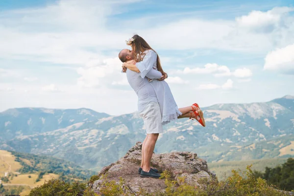 Jeune Couple Vêtu Blanc Sur Sommet Montagne Rocher Homme Tenant — Photo