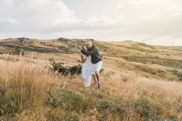 Pareja Joven Hombre Mujer Enamorados Caminando Campo Montaña Otoño Verano — Foto de Stock