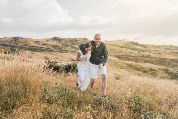 Pareja Joven Hombre Mujer Enamorados Caminando Campo Montaña Otoño Verano — Foto de Stock