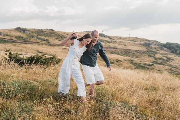 Jovem Casal Homem Mulher Apaixonados Andando Campo Montanha Outono Verão — Fotografia de Stock