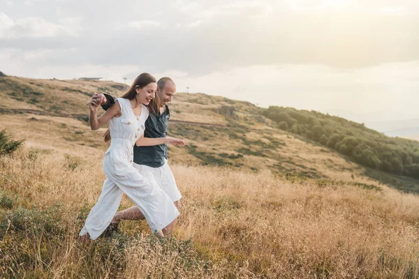 Jeune Couple Homme Femme Amoureux Marchant Sur Terrain Sur Montagne — Photo