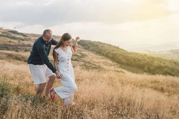 Jeune Couple Homme Femme Amoureux Marchant Sur Terrain Sur Montagne — Photo