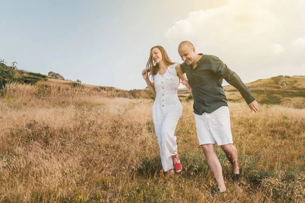 Jovem Casal Homem Mulher Apaixonados Andando Campo Montanha Outono Verão — Fotografia de Stock