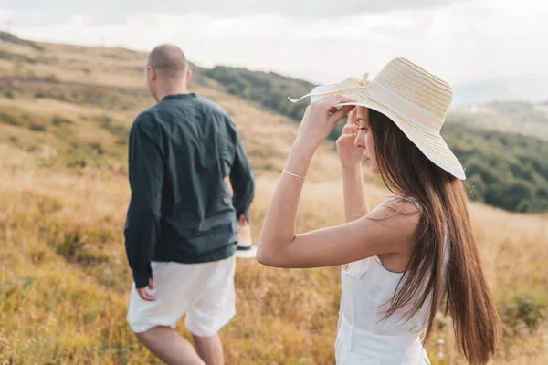 Jovem Casal Apaixonado Cordilheira Verão Outono Dia Andando Liberdade Natureza — Fotografia de Stock