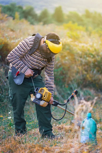 Petani Muda Tukang Kebun Memotong Rumput Gulma Kebun Buah Plum — Stok Foto