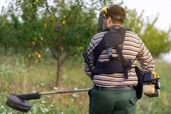 Jungbauer Gärtner Mäht Grasunkraut Auf Der Streuobstplantage Mit Trimmer Benzin — Stockfoto