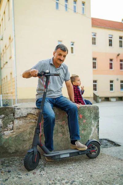 Senior Man Grootvader Zit Betonnen Muur Met Zijn Kleinzoon Kleine — Stockfoto