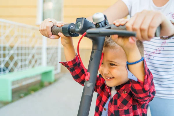 Piccolo Ragazzo Sorridente Felice Piedi Sul Calcio Elettrico Spingere Scooter — Foto Stock