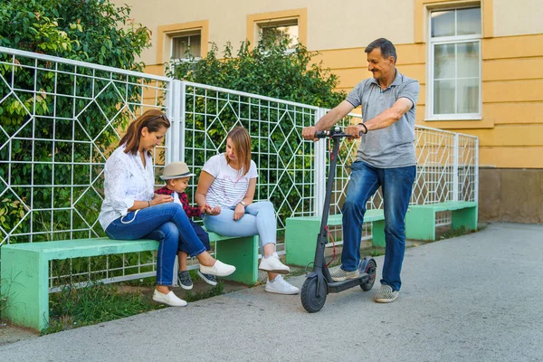 Uomo Anziano Nonno Cavalcando Scooter Elettrico Calcio Mentre Passa Dalla — Foto Stock