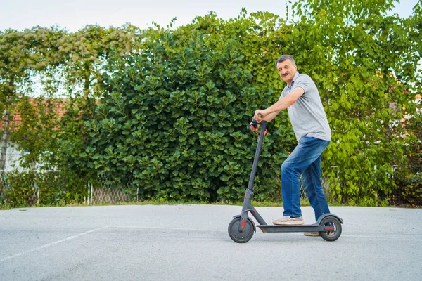 Homem Sênior Montando Chute Condução Empurrar Scooter Asfalto Frente Dos — Fotografia de Stock