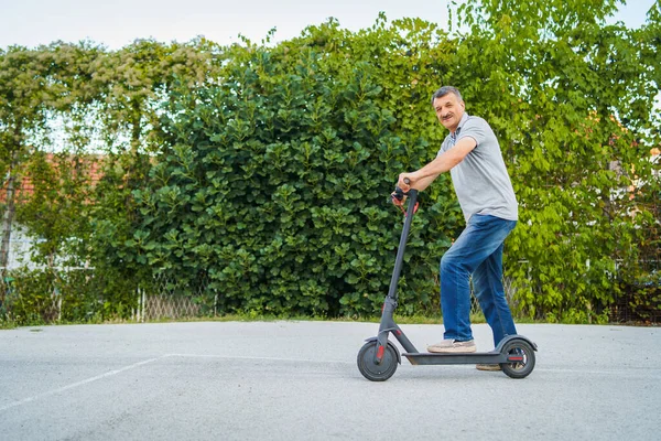 Senior Man Riding Driving Kick Push Scooter Asphalt Front Bushes — Stock Photo, Image