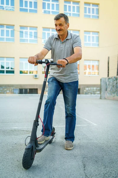 Senior Uomo Guida Calci Spingere Scooter Sull Asfalto Fronte Alla — Foto Stock