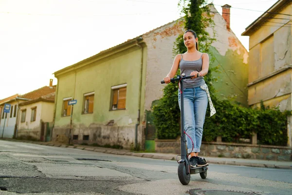 Junge Frau Fährt Sommertag Mit Elektro Tretroller Auf Der Straße — Stockfoto