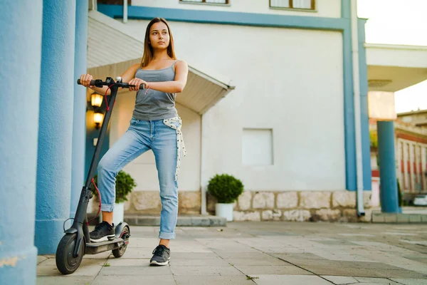 Mladá Žena Stojící Elektrického Koloběžky Budovy Městě Čeká Letní Den — Stock fotografie