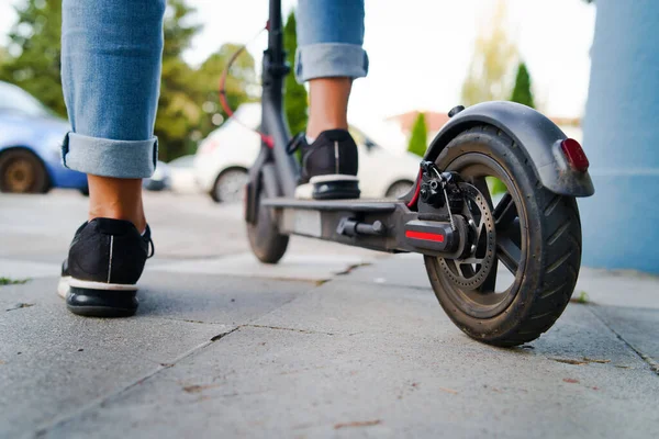 Close Pernas Mulher Pés Scooter Chute Elétrico Pavimento Vestindo Jeans — Fotografia de Stock