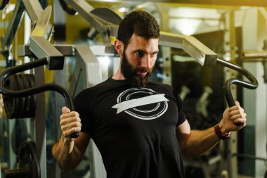 Spor salonundaki beyaz bir gencin portresi.