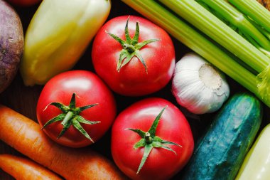 Taze çiğ organik sebze ve vejetaryen gıdanın üst açısı.