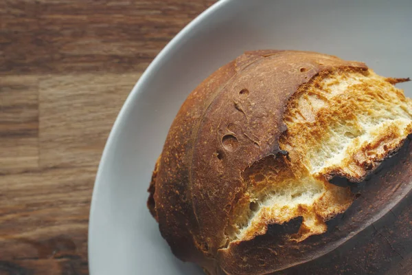 Pão Crocante Cozido Forno Fresco Pão Caseiro Prato Visão Superior — Fotografia de Stock