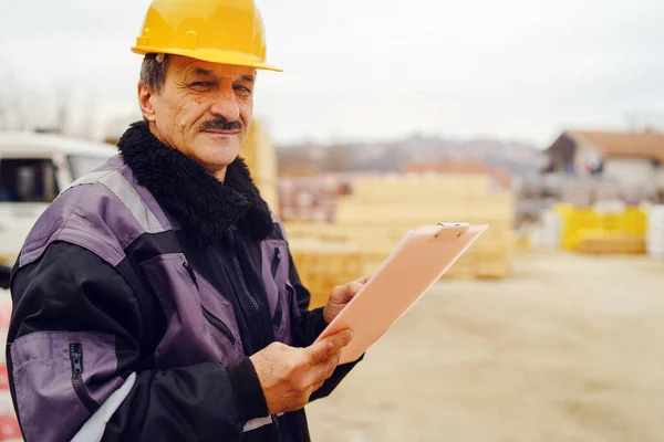 Retrato Trabalhador Construção Civil Homem Sênior Caucasiano Trabalhador Geral Empreiteiro — Fotografia de Stock