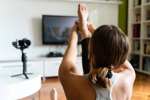 Jonge Blanke Vrouw Beoefenen Yoga Thuis Mooie Instructeur Onderwijs Online — Stockfoto