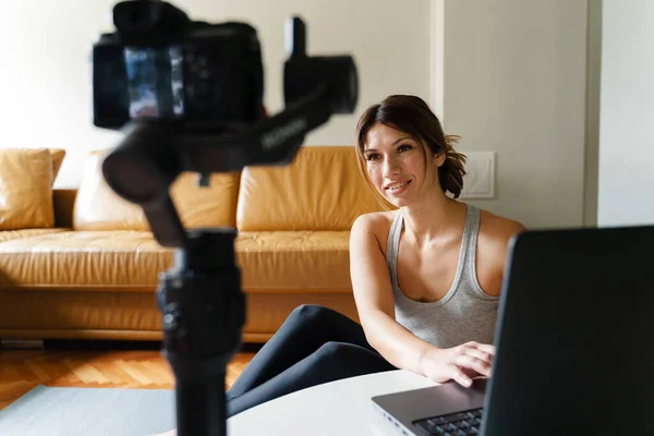 Young Caucasian Woman Sitting Home Beautiful Instructor Teaching Online Class — Stock Photo, Image