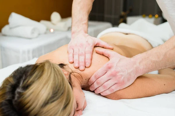 Blanke Vrouw Bij Massage Salon Met Een Rug Schouderbehandeling Door — Stockfoto