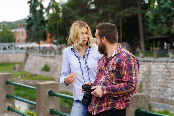 Genç Turist Çift Kadın Tatilde Sokakta Konuşuyor — Stok fotoğraf