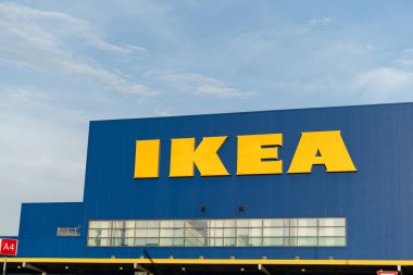 13 Haziran 2020, Belgrad Sırbistan: IKEA alışveriş merkezinin Belgrad 'ın ünlü mobilya markası yakınlarındaki Avrupa' daki bir mağaza zincirinin mavi binasının büyük adı