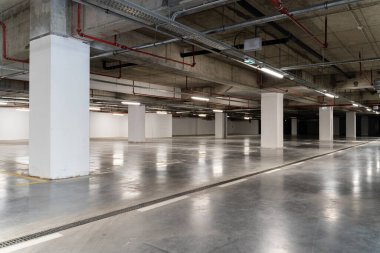Alışveriş merkezinin garajında boş park yeri. Şehir merkezinde kriz, sakin sahne durgunluğu konsepti.