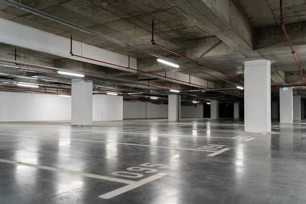 Alışveriş merkezinin garajında boş park yeri. Şehir merkezinde kriz, sakin sahne durgunluğu konsepti.