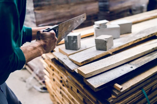 Close Sobre Trabalhador Construção Usando Serra Manual Para Cortar Manualmente — Fotografia de Stock