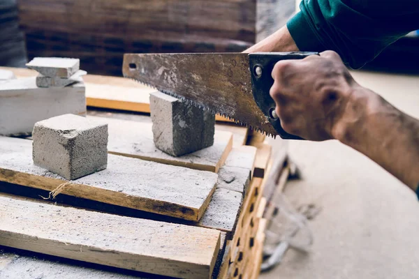 Close Sobre Trabalhador Construção Usando Serra Manual Para Cortar Manualmente — Fotografia de Stock