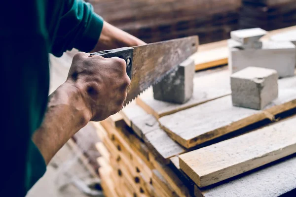 Close Sobre Trabalhador Construção Usando Serra Manual Para Cortar Manualmente — Fotografia de Stock