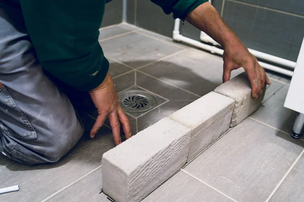 Trabajador Construcción Que Pone Pared Ladrillo Cemento Cuarto Baño Para — Foto de Stock