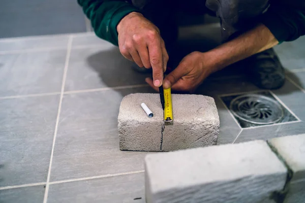 Trabajador Construcción Artesano Que Mide Material Ladrillo Cemento Baño Casa — Foto de Stock